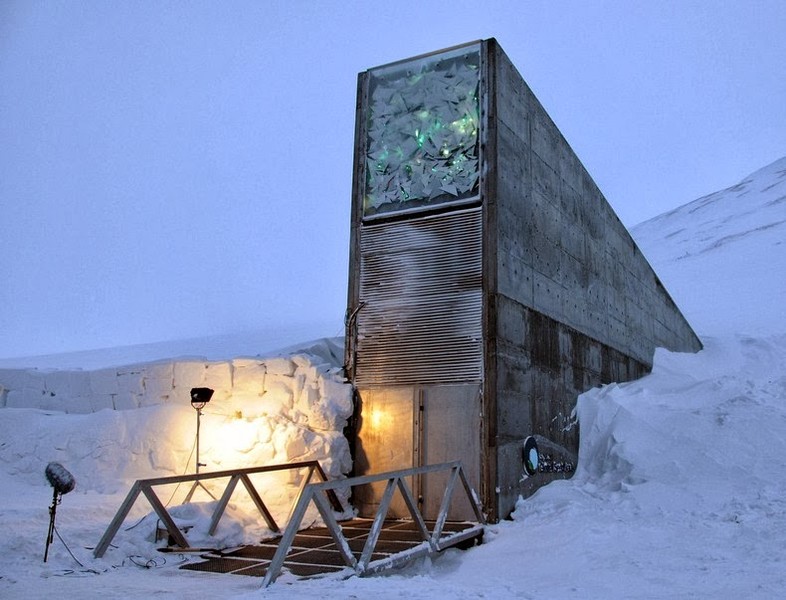 Nằm cách Bắc Cực khoảng 1.300 km về phía nam, hầm hạt giống toàn cầu Svalbard (SGSV) trên đảo Spitsbergen của Na Uy là nơi các nước  cất giấu "báu vật" cực giá trị để đề phòng xảy ra ngày tận thế.