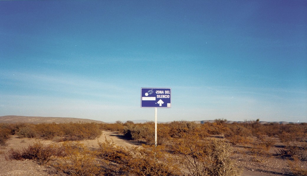 Nằm gần Bolsón de Mapimí, tiểu bang Durango của Mexico, " vùng im lặng" Mapimi (Mapimí Silent Zone) được phi công Mexico Francisco Sarabia phát hiện lần đầu vào năm 1930.