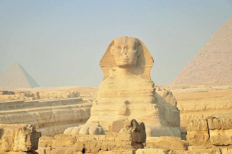 The Great Sphinx of Giza -  tượng nhân sư khổng lồ nằm trên cao nguyên Giza, bên bờ Tây sông Nile là biểu tượng nổi tiếng của Ai Cập.