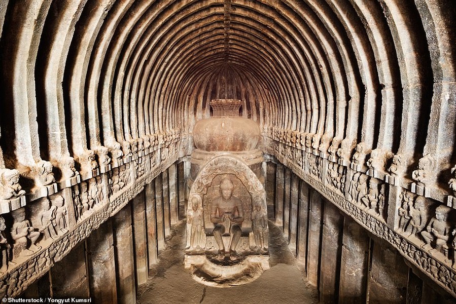 Nằm trong khu rừng rậm hoang vu của cao nguyên Deccan, Ấn Độ, hệ thống hang động Ajanta có  hàng ngàn tượng Phật được tình cờ phát hiện vào năm 1819.