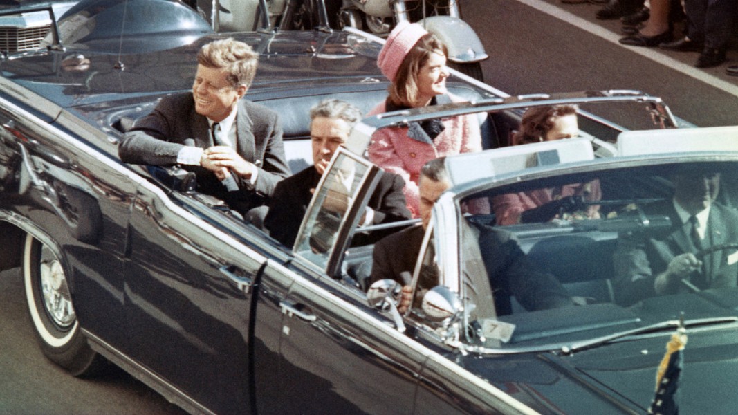 Tổng thống Mỹ John F. Kennedy bị ám sát ngày 22/11/1963 là một sự kiện gây chấn động lịch sử Mỹ. Cảnh sát và FBI bắt được nghi phạm trong  vụ ám sát Tổng thống Kennedy là Lee Harvey Oswald.