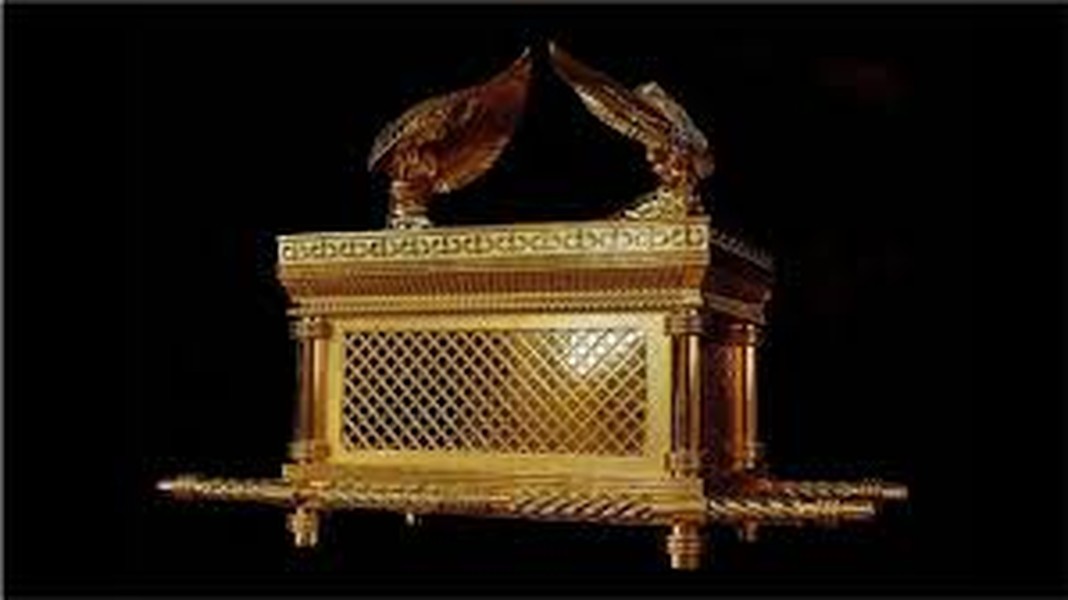 Theo Kinh Thánh, hòm giao ước (Ark of the Covenant) là một  kho báu linh thiêng bởi nó do Chúa Jesus tạo ra.