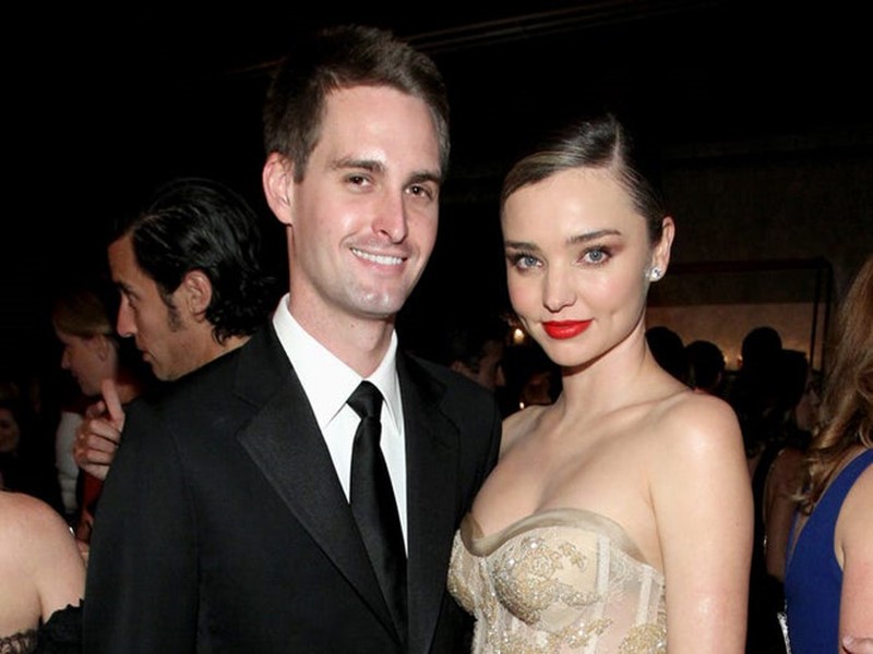 Evan Spiegel và Miranda Kerr:  Tỷ phú thế giới Evan Spiegel là nhà đồng sáng lập kiêm CEO của Snapchat. Anh gặp Miranda Kerr - một trong những siêu mẫu có thu nhập cao nhất thế giới - vào năm 2015, sau đó kết hôn vào 2017. Cặp đôi này vừa chào đón người con thứ 2 của mình vào tháng 10/2019. Ảnh: Getty.