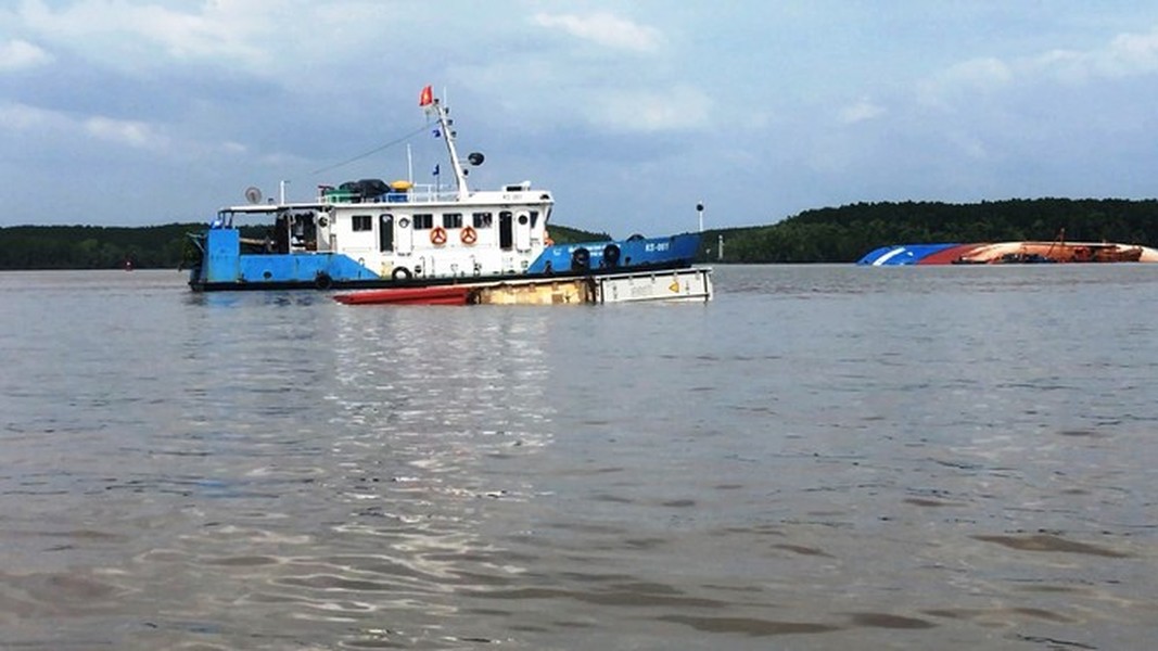 Liên quan đến vụ  tàu 8.000 tấn chìm trên sông Lòng Tàu chở theo hàng trăm container, đến chiều 19/10, lực lượng chức năng đang khẩn trương tiến hành các biện pháp cứu hộ.