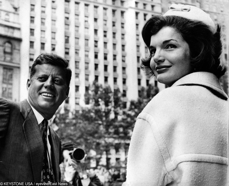 Jacqueline Bouvier suýt không trở thành  Đệ nhất phu nhân Jacqueline Kennedy. Nguyên do là vì trước khi yêu và cưới Tổng thống Mỹ John F. Kennedy, Jacqueline từng đính hôn với nhà môi giới chứng khoán New York John Hust vào tháng 1/1952.