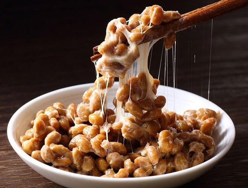 Natto là món ăn từ đậu nành lên men rất nổi tiếng ở Nhật Bản.  Món ăn nổi tiếng này có mùi khá khó chịu, hương vị nồng và quánh. Natto được người Nhật dùng phổ biến trong các bữa sáng cùng với cơm trắng và canh miso. Thông thường, người ta đánh giá chất lượng natto qua độ dài của sợi nhớt. Nếu khi lấy đũa gắp một miếng lên khỏi chén mà sợi nhớt càng dài thì chứng tỏ natto càng ngon