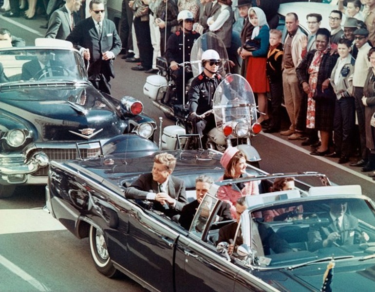 Ngày 22/11/1963, Tổng thống Mỹ John F. Kennedy có chuyến đi tới thành phố Dallas, bang Texas thì bất ngờ bị ám sát.