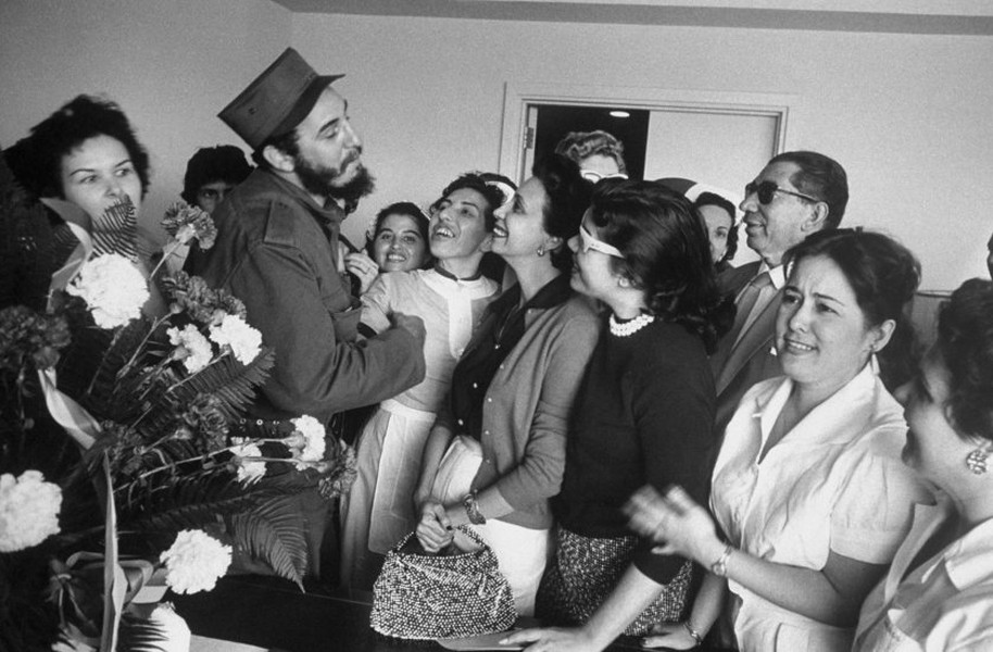  Nhà lãnh đạo Cuba Fidel Castro nhận được sự ủng hộ của người dân sau chiến thắng. Ảnh chụp năm 1959.