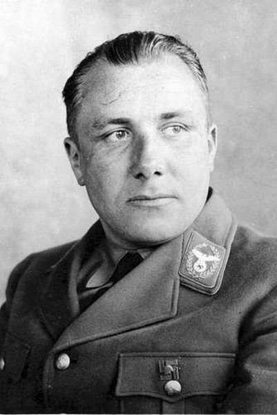 Martin Bormann - thư ký tuổi Canh Tý của trùm phát xít  Hitler chào đời ngày 17/6/1900 tại Wegeleben, Đức. Y là một trong những người kề cận với Hitler nên biết được nhiều bí mật về đời tư của nhà độc tài phát xít Đức.