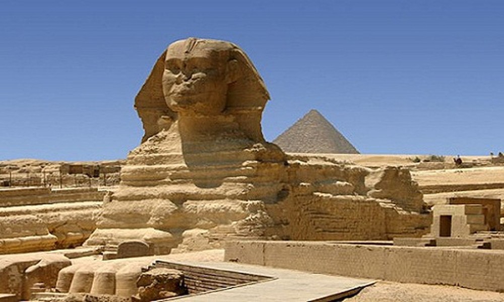 Nằm gần kim tự tháp của pharaoh Khafre trên cao nguyên Giza, Ai Cập là The Great Sphinx of Giza. Đây là tên gọi của  tượng nhân sư khổng lồ nổi tiếng của đất nước Ai Cập có niên đại khoảng 4.500 năm.