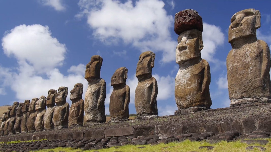  Đảo Phục sinh (Easter Island) thuộc chủ quyền của Chile tại Đông Nam Thái Bình Dương. Hòn đảo nổi tiếng thế giới này là "nhà" của 887 bức tượng đá khổng lồ hình mặt người (được gọi là Moai).