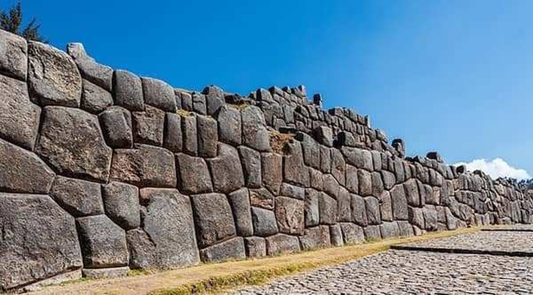 Sacsayhuaman là  bức tường đá khổng lồ của đế chế Inca nằm ở vùng ngoại ô phía bắc phố cổ Cusco, Peru.