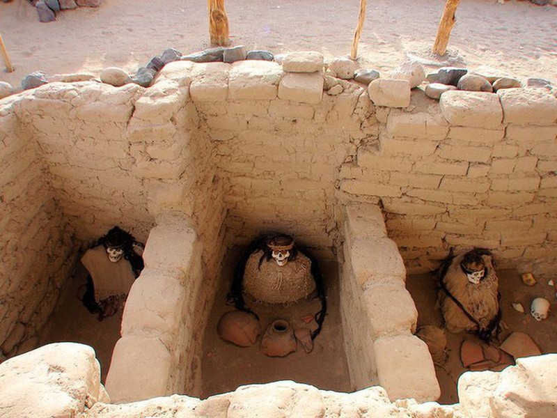 Nằm cách thành phố Nazca, Peru 30 km về phía nam, nghĩa địa cổ Chauchilla ở Peru là một trong những địa điểm khảo cổ nổi tiếng thế giới. Nơi đây gây chú ý với những  bộ xương trắng dã.