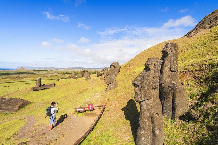 Đảo Phục Sinh (Easter Island) thuộc chủ quyền của Chile tại Đông Nam Thái Bình Dương. Hòn đảo này có gần 900  bức tượng bí ẩn còn được gọi là Moai.