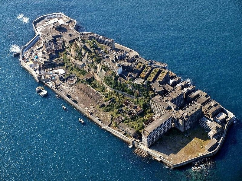 Nằm ở ngoài khơi Nagasaki, Nhật Bản,  hòn đảo "ma" Hashima hay còn gọi đảo Gunkanjima được nhiều người biết đến với quá khứ huy hoàng.