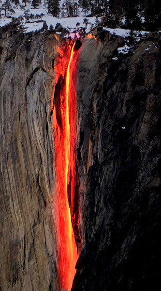 1. Thác lửa (Công viên Quốc gia Yosemite, California, Mỹ). Thác Horsetail, còn có tên gọi khác là "Thác Lửa", chảy vào mùa đông và đầu hạ từ núi El Capitan thành hai dòng chảy riêng biệt và đổ từ độ cao 478,5m xuống mặt đá dốc, làm những giọt nước bắn lên tạo thành một dải sương mù trước khi tiếp tục đổ xuống dưới chân núi. Trong suốt hai tuần cuối của tháng hai, thác Horsetail sẽ đổi màu và trở thành "thác lửa". Hiện tượng này xảy ra khi ngày sắp tàn, những tia nắng cuối cùng sẽ hắt lên  thác nước và nếu phản chiếu lại ở một góc đúng, cảnh tượng ngắn ngủi nhưng tuyệt đẹp sẽ diễn ra: một dòng lửa rực rỡ xuất hiện, đồ ào ào xuống mặt đất.