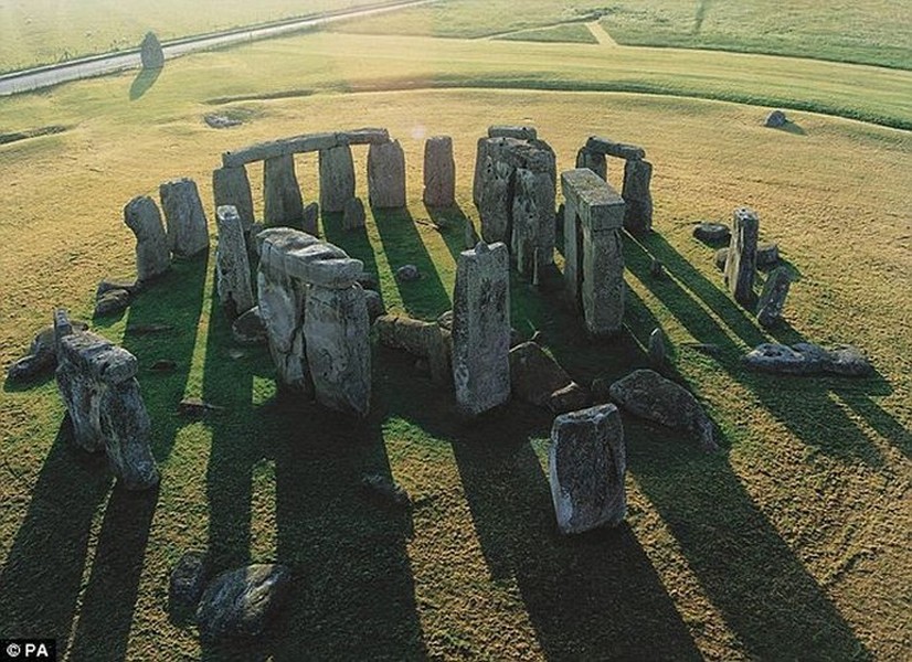 Nằm ở hạt Wiltshire, Anh,  bãi đá cổ Stonehenge thực chất là công trình tượng đài cự thạch có niên đại khoảng 4.000 năm tuổi.