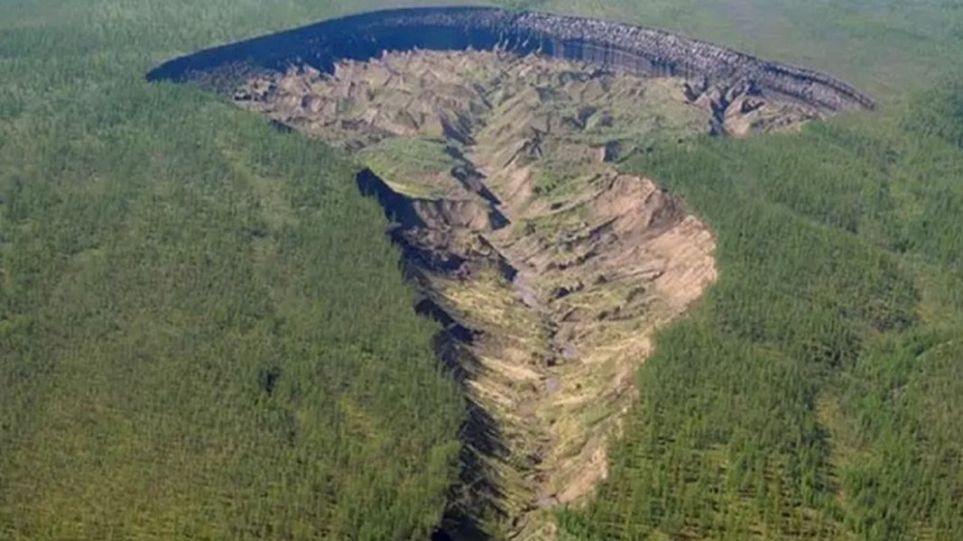 Nằm ở huyện Verkhoyansk, Siberia, Nga, Batagaika là " hố tử thần" lớn nhất thế giới. Theo các chuyên gia, Batagaika được hình thành cách đây 29 năm.