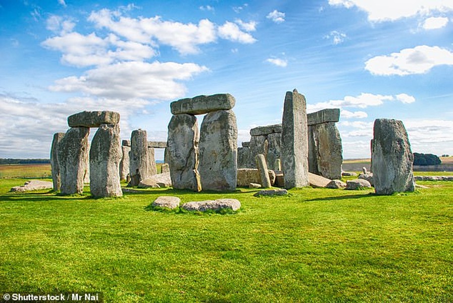  Bãi đá cổ nổi tiếng thế giới Stonehenge nằm ở Salisbury, miền Nam nước Anh. Đây là một công trình tượng đài cự thạch thời kỳ đồ đá mới và thời kỳ đồ đồng.