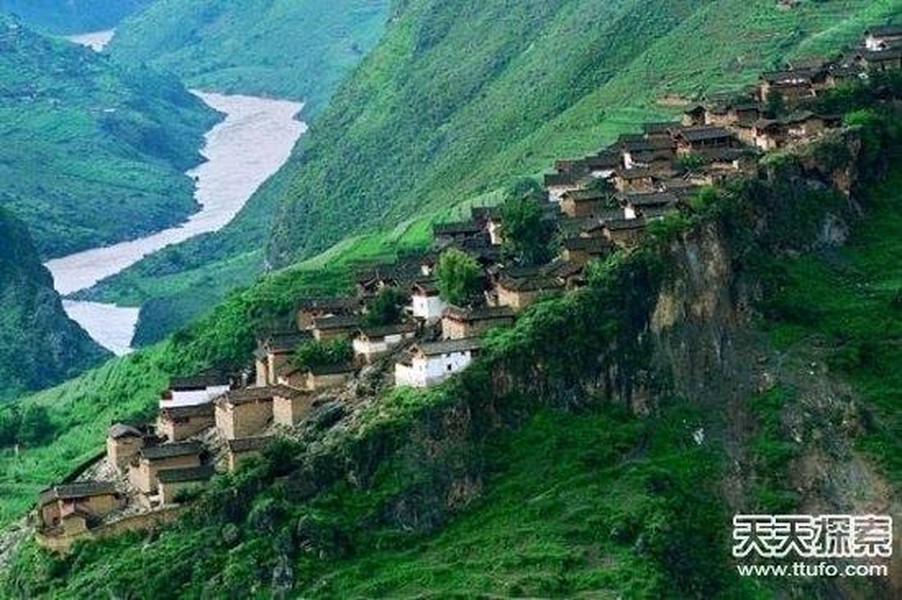  Ngôi làng đá nguyên khối. Thành phố đá ở Bảo Sơn, tỉnh Vân Nam: Toàn bộ ngôi làng, với hơn một trăm cư dân, được xây dựng trên một khối đá khổng lồ hình nấm, chỉ có một lối ra ở phía nam.