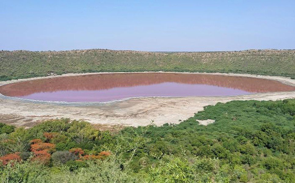 Hồ Lonar ở bang Maharashtra, Ấn Độ là một trong những  địa điểm kỳ lạ nhất hành tinh. Với chiều rộng 1,2 km, hồ nước này được hình thành sau một vụ va chạm thiên thạch cách đây khoảng 50.000 năm.