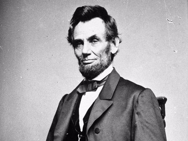  Tổng thống Mỹ Abraham Lincoln là ông chủ Nhà Trắng thứ 16 của xứ sở cờ hoa. Ông nổi tiếng là nhà lãnh đạo có tầm nhìn và khả năng dẫn dắt đất nước vượt qua nhiều thử thách.