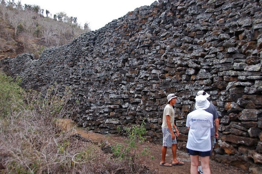  Bức tường xây bằng máu, nước mắt của tù nhân lao động khổ sai trên quần đảo Galapagos là bằng chứng lịch sử về quá khứ "đen tối" của nơi đây.