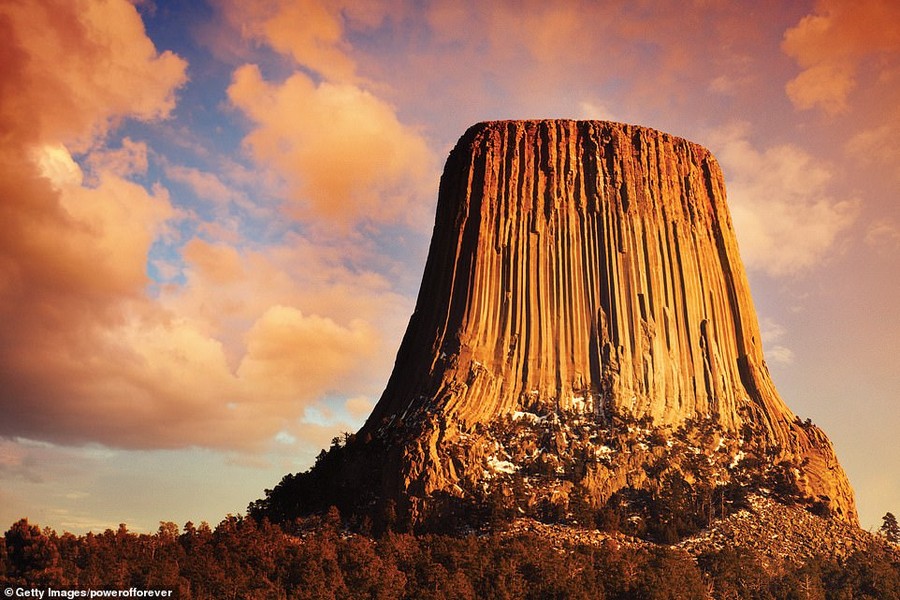 Tháp Quỷ (Devils Tower) thuộc phía đông bắc bang Wyoming, Mỹ là một  điểm đến nổi tiếng thế giới. Đây là khối đá khổng lồ dạng cột đứng có phần đỉnh cao 1558m so với mực nước biển.