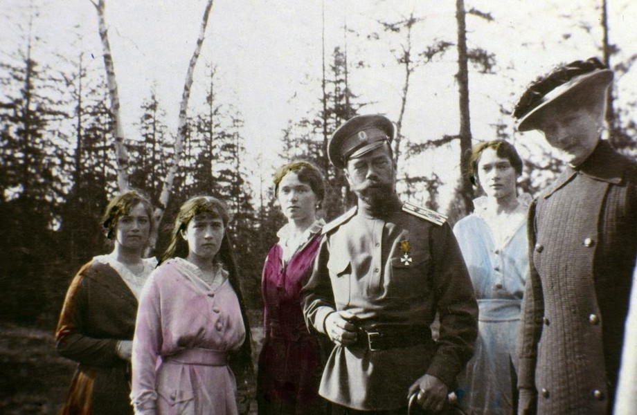  Sa hoàng cuối cùng ở Nga Nicholas II cùng vợ con bị giết chết vào năm 1918. Trước đó, các nhiếp ảnh gia chụp được nhiều bức ảnh ghi dấu những khoảnh khắc trong cuộc sống hàng ngày của Sa hoàng Nicholas II và gia đình những năm 1915 - 1916. Trong ảnh là Sa hoàng Nicholas II cùng các con gái (từ trái qua phải): Maria, Anastasia, Olga và Tatiana Romanov.