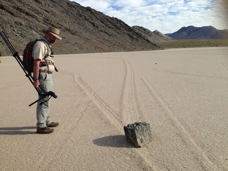 Nằm trong thung lũng Chết (Death Valley) thuộc công viên quốc gia California, Mỹ, hồ cạn Racetrack Player (còn được gọi là Racetrack Playa) nổi tiếng thế giới với những  hòn đá "biết đi".