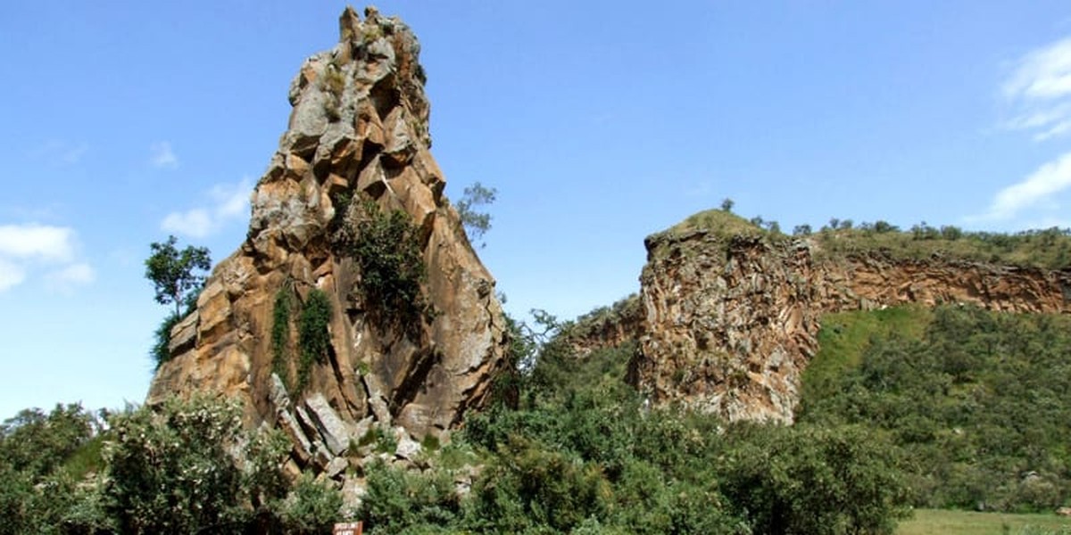 Công viên Quốc gia Cổng địa ngục (Hell’s Gate National Park) là một trong những địa điểm du lịch nổi tiếng Kenya. Nơi đây có một địa điểm gắn liền với giai thoại về một  cô gái bị hóa đá.