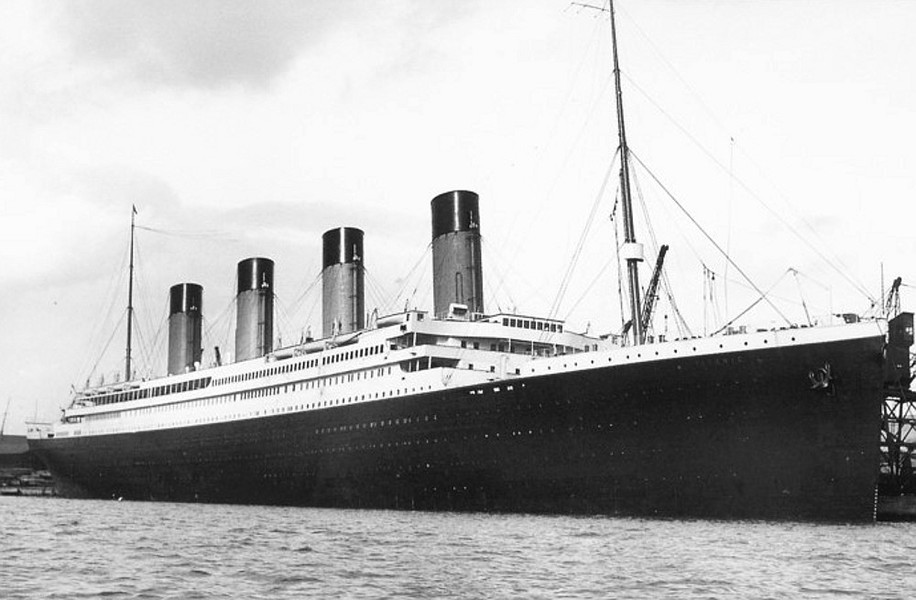 Trong chuyến hải hành đầu tiên và cũng là cuối cùng, tàu Titanic gặp thảm kịch chìm tàu khi đâm vào tảng băng trôi. Theo đó, con tàu chìm xuống vùng biển Bắc Đại Tây Dương vào rạng sáng ngày 15/4/1912. Khi ấy, 2.224 hành khách và thủy thủ đoàn có mặt trên tàu. Thế nhưng, chỉ có 705  hành khách Titanic thoát nạn trong khi toàn bộ số còn lại tử vong trong vụ chìm tàu.