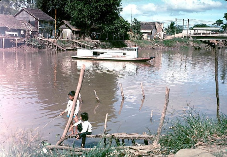  Việt Nam cuối những năm 1960 qua những bức ảnh do William Ruzin chụp ghi dấu những khoảnh khắc hết sức bình dị và mộc mạc về cuộc sống của người dân ở Cần Thơ khi ấy. Trong ảnh là khung cảnh mộc mạc, giản dị tại một vùng quê ở Cần Thơ, Việt Nam năm 1968.