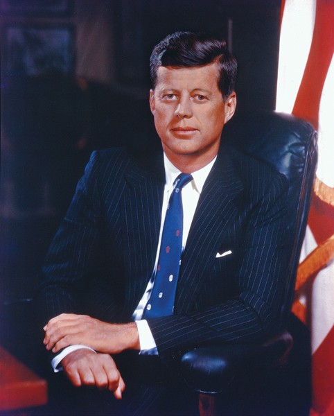 John F. Kennedy (1917 - 1963) là  Tổng thống Mỹ thứ 35 nổi tiếng thế giới với nhiều điều đáng ngưỡng mộ. Ông được biết đến là chính khách trẻ tuổi nhất trở thành chủ nhân Nhà Trắng.