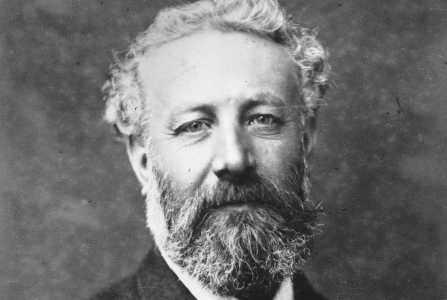 Jules Verne (1828 - 1905) là một trong những nhà văn thành công nhất thế giới có nhiều tác phẩm được công chúng và giới chuyên gia đánh giá cao như A Journey to the Center of the Earth (Hành trình vào trung tâm Trái đất), Twenty Thousand Leagues Under the Sea (Hai vạn dặm dưới đáy biển)... Đặc biệt, ông có 2  cuốn sách tiên tri chuẩn xác các sự kiện xảy ra trong tương lai.