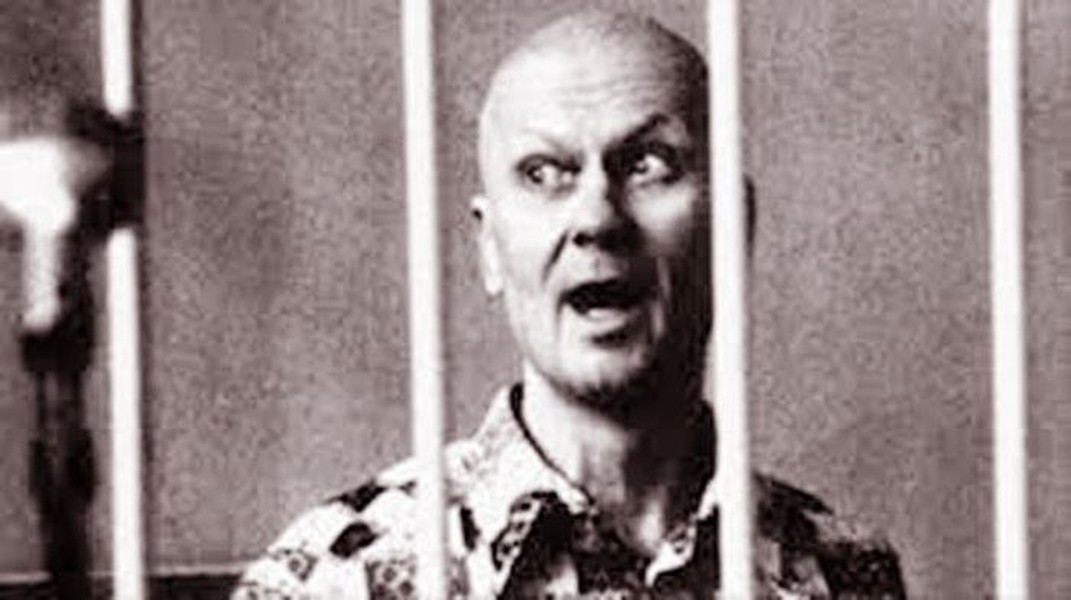 Sinh năm 1936 tại làng Yabluchne, Sumy Oblast, Ukraine,  gã sát nhân Andrei Chikatilo lớn lên trong gia đình bố mẹ là nông dân. Tuổi thơ của y gắn liền với cuộc sống nghèo khó, có lúc cả gia đình phải ăn cỏ, lá cây qua ngày.