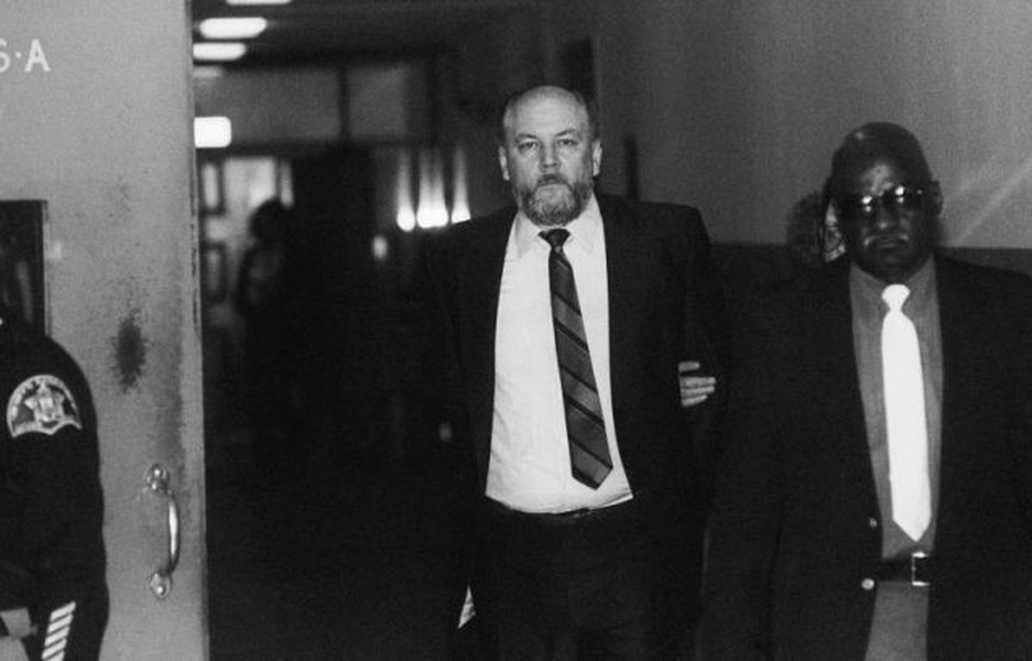 Richard Leonard Kuklinski (1935 - 2006) là  trùm mafia khét tiếng ở Mỹ cũng như thế giới. Gã còn được biết đến với biệt danh Iceman.