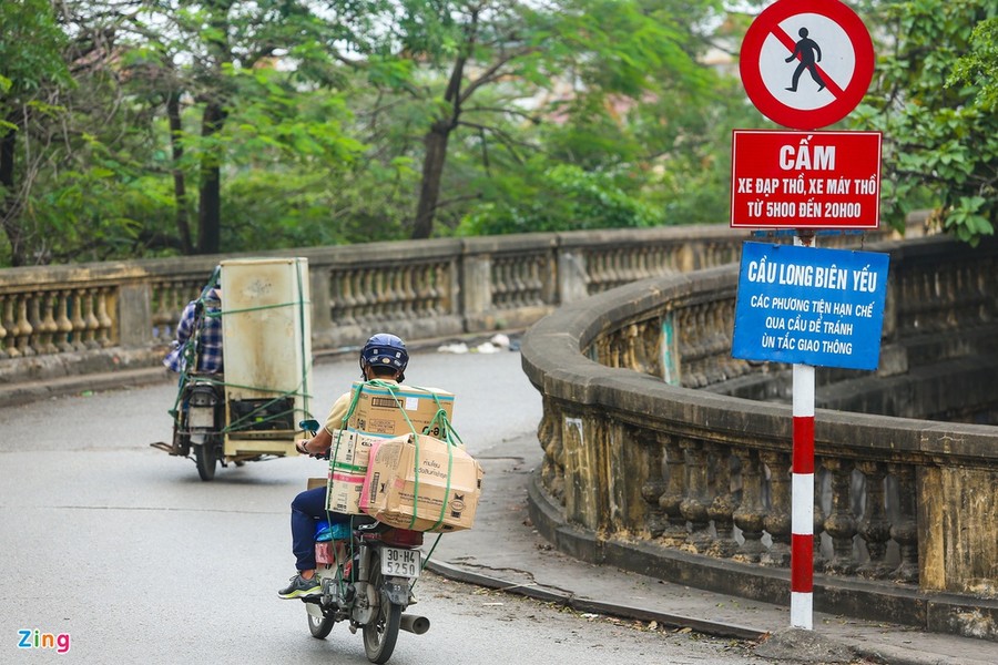 Biển cảnh báo với dòng chữ " Cầu Long Biên yếu" đã được treo tại đầu lối lên phía khu vực quận Hoàn Kiếm.