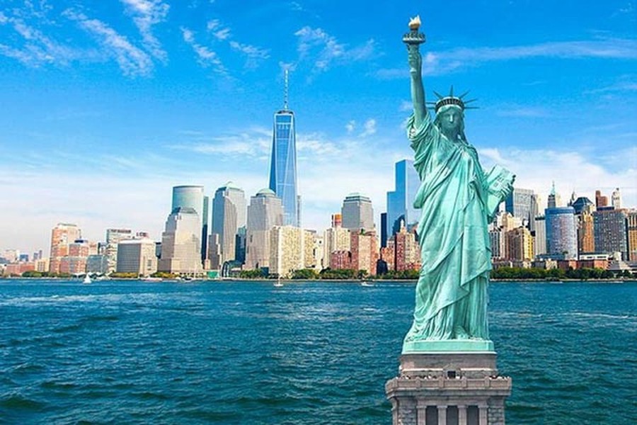  Tượng Nữ thần Tự do nằm trên đảo Liberty rộng hơn 50.000m2 ở cảng New York, Mỹ có chiều cao 92,9m. Với kích thước khủng như thế này, đây là một trong những bức tượng cao nhất thế giới.