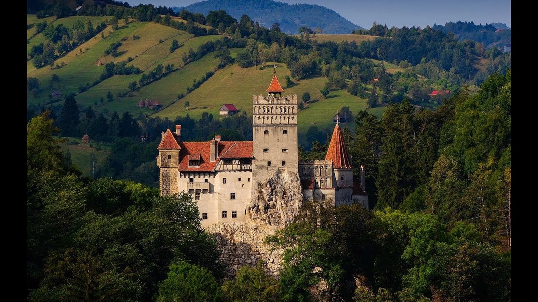 Bran - l âu đài của "bá tước ma cà rồng" - nằm ở vùng ranh giới hẻo lánh Transylvania và Wallachia của Romania. Nơi đây được nhiều người biết đến thông qua cuốn tiểu thuyết cùng tên về ma cà rồng Dracula của tác giả Bram Stoker.