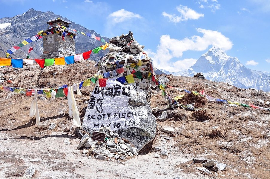 Với chiều cao hơn 8.800m, núi Everest - nóc nhà của thế giới - trở thành mục tiêu chinh phục của nhiều nhà leo núi chuyên nghiệp. Bên cạnh những người thành công đặt chân đến đỉnh Everest, một số người tử nạn trong chuyến hành trình nguy hiểm đó. Trong số này, nhiều người không thể quên  thảm kịch chết chóc ở núi Everest năm 1996.