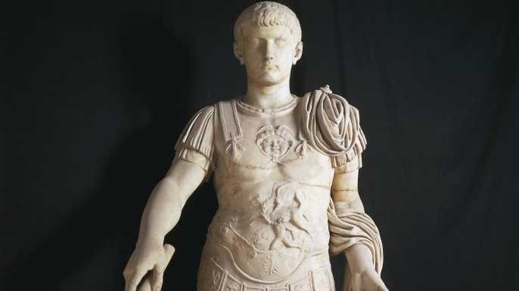  Hoàng đế La Mã bị ám sát chỉ sau 4 năm lên ngôi là Caligula (tên đầy đủ là Gaius Julius Caesar Germanicus). Cuộc đời ông hoàng này đầy "giông tố" khi từ một người hùng trở thành nhà lãnh đạo độc đoán, tàn ác. Theo các sử liệu, hoàng đế La Mã Caligula lên ngai báu vào năm 37. Khi ấy, ông 25 tuổi.