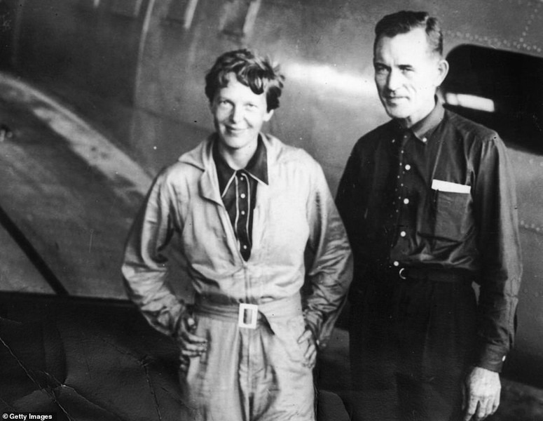 Vào năm 1937,  nữ phi công huyền thoại Amelia Earhart và hoa tiêu Fred J. Noonan thực hiện chuyến bay vòng quanh thế giới trên máy bay Lockheed Electra 10E.