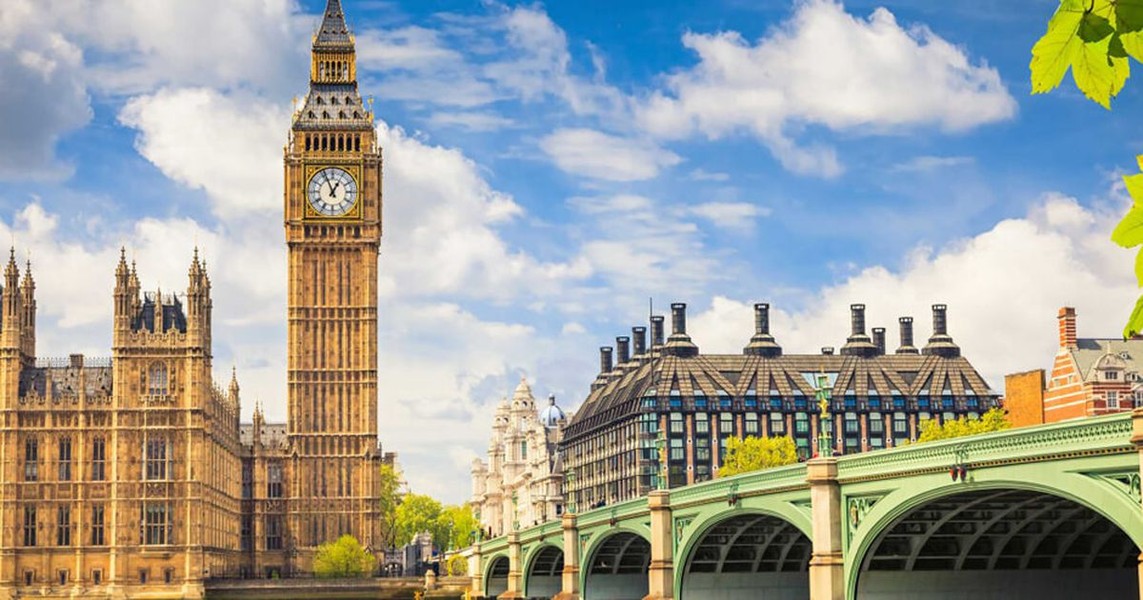 Nằm ở thủ đô London, Anh,  tháp đồng hồ Big Ben là một trong những địa điểm du lịch hút khách nhất thế giới. Mỗi năm, hàng triệu du khách ghé thăm và chiêm ngưỡng công trình nổi tiếng này.