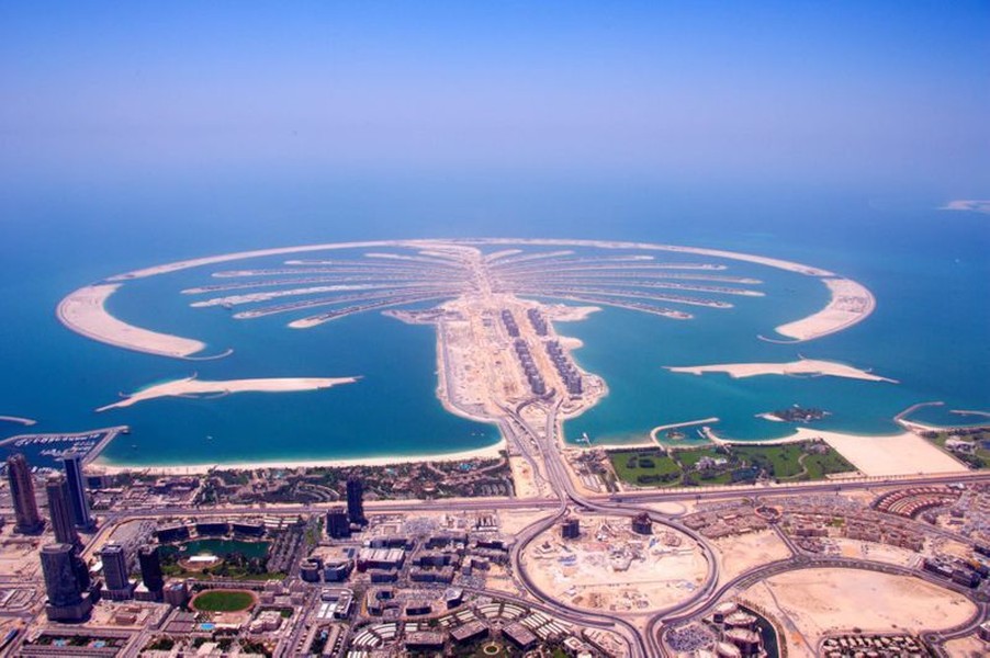  Đảo nhân tạo lớn nhất Dubai là Palm Jumeirah bắt đầu được xây dựng vào tháng 6/2001. Để xây dựng hòn đảo này, đội ngũ kỹ sư và công nhân thực hiện lấp biển.