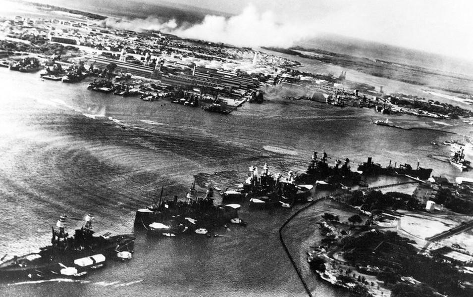 Vào 7h40 ngày 7/12/1941, hàng trăm máy bay của  Nhật Bản tấn công Trân Châu Cảng. Cuộc tấn công diễn ra khi nhiều lính Mỹ vẫn đang ngủ say hay đến nhà thờ, vì hôm đó là Chủ nhật.