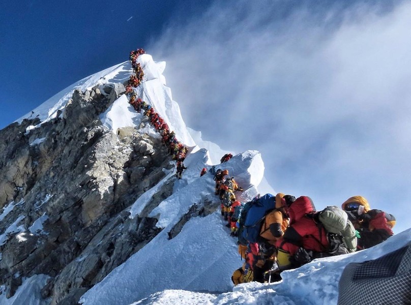  Núi Everest được xem là "nóc nhà" của thế giới với chiều cao hơn 8.800m. Do đó, nhiều nhà leo núi muốn chinh phục ngọn núi này dù biết sẽ gặp nhiều nguy hiểm đến tính mạng. Theo đó, khoảng 300 người leo núi tử nạn ở Everest trong những năm qua. Phần lớn thi thể người leo núi "yên nghỉ" ngay tại nơi gặp nạn.