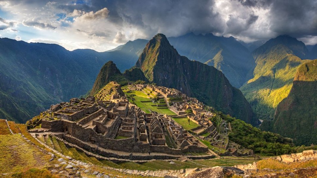  Thánh địa Machu Picchu của đế chế Inca hiện nằm trên một sườn núi cao 2.430m, thuộc dãy núi phía Đông ở miền Nam Peru là một địa điểm khảo cổ nổi tiếng thế giới. Nhiều chuyên gia, nhà khoa học đã thực hiện các dự án nghiên cứu về thành phố cổ này.