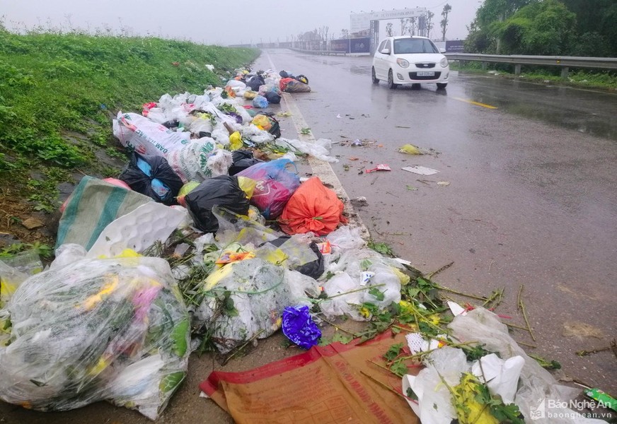 Tuyến đê Tả Lam chạy dọc từ huyện Nam Đàn, Hưng Nguyên cũng tràn ngập  rác thải sau Tết, đặc biệt là tại khu vực đường rẽ vào đền Ông Hoàng Mười, huyện Hưng Nguyên... Ảnh: Quang An