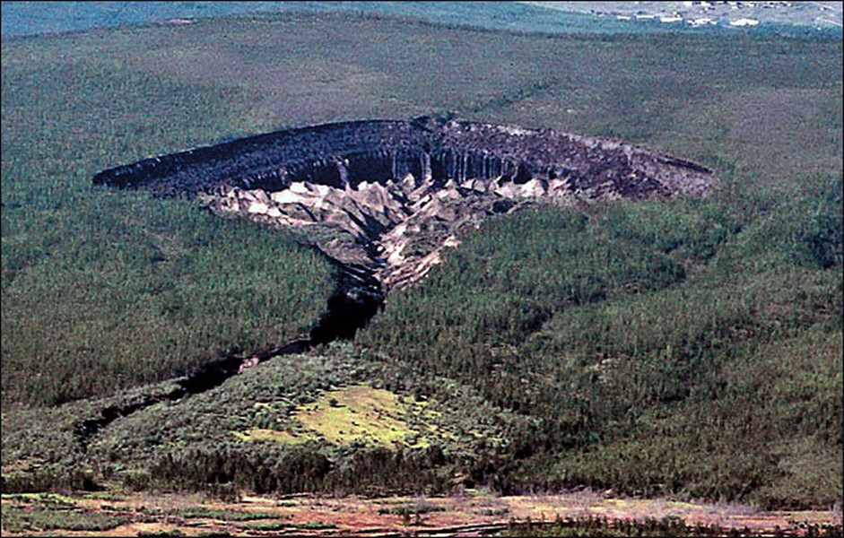 Nằm gần làng Batagai, huyện Verkhoyansk, Siberia, một hố khổng lồ được người dân địa phương đặt cho biệt danh là " cổng địa ngục". Đây là một trong những hố địa điểm bí ẩn nhất thế giới.